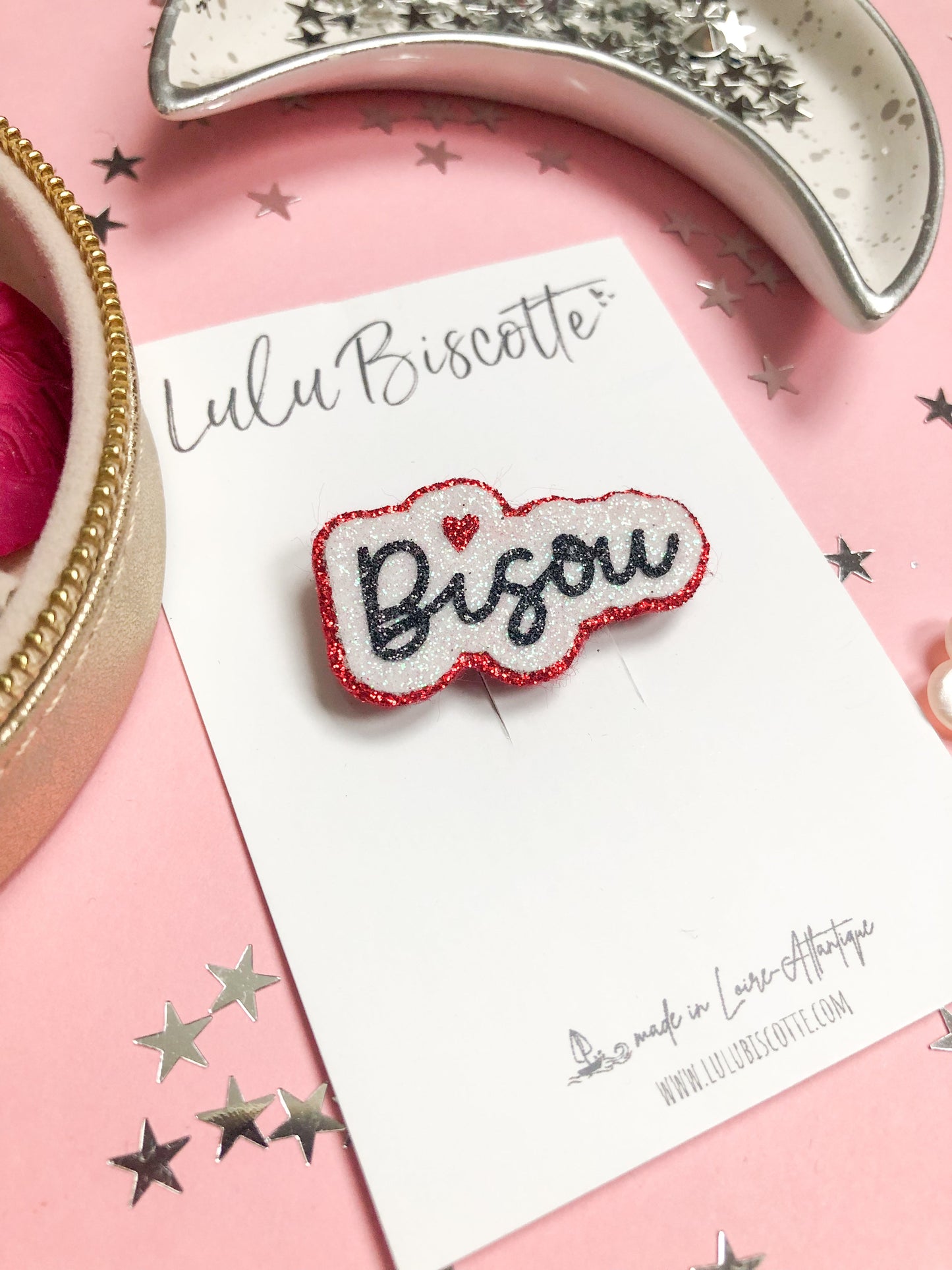 Broche pailletée "BISOU"