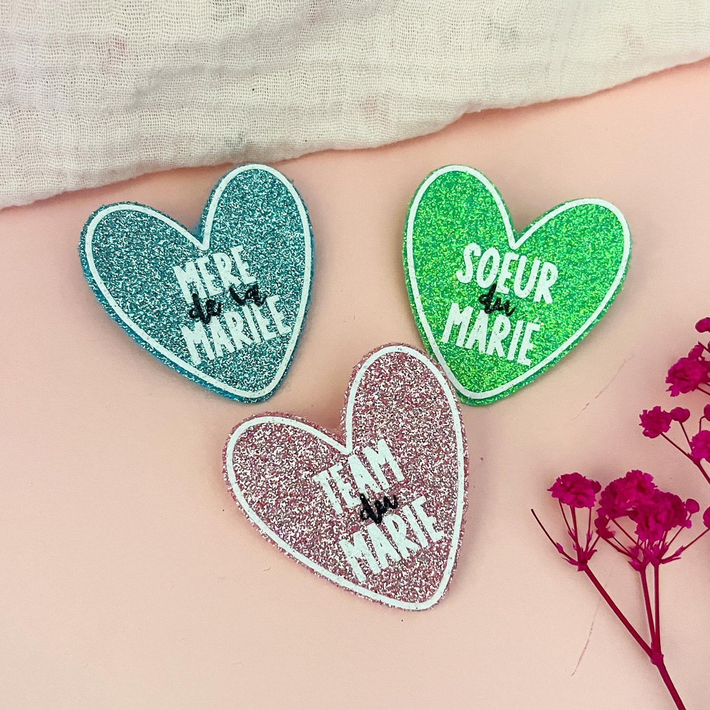 Broche pailletée "INVITES"