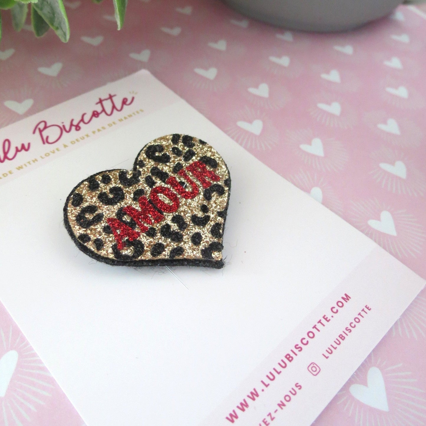 Broche pailletée "AMOUR LEO"