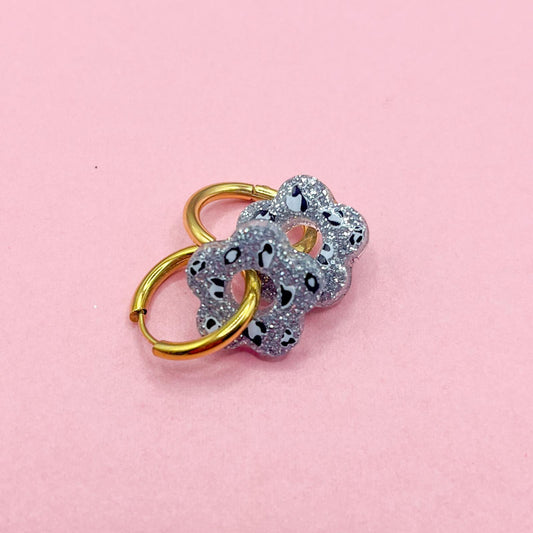 Créoles mini fleurs CHLOÉ - Léopard Argent/Blanc