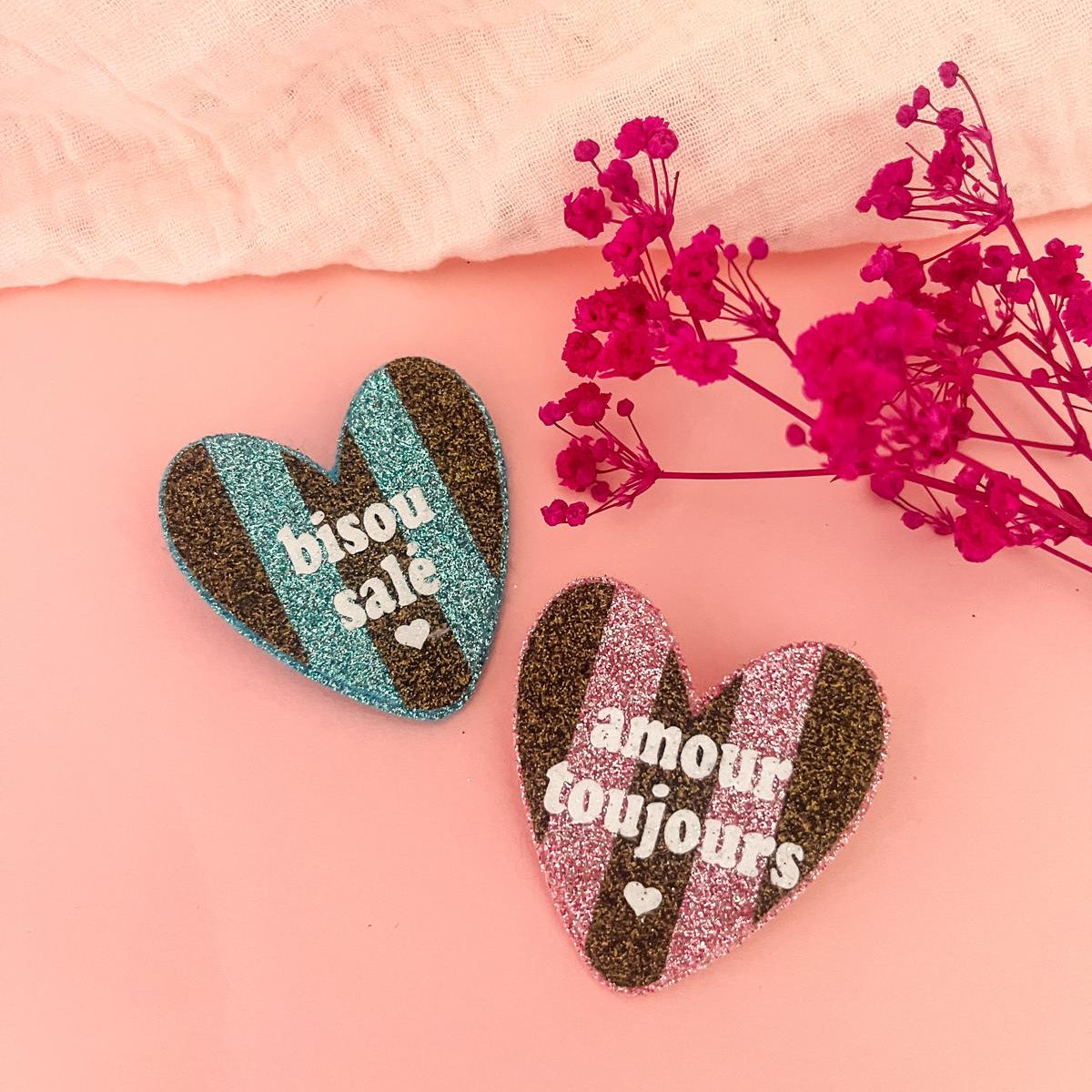 Broche pailletée "BISOU SALE"