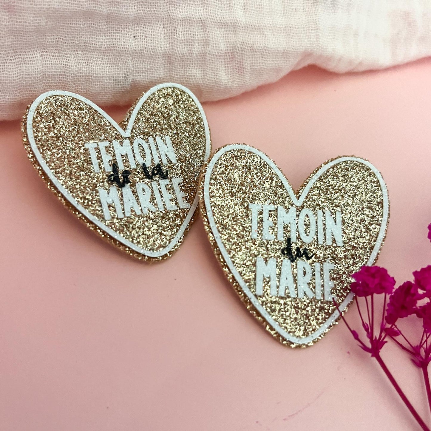 Broche pailletée "INVITES"