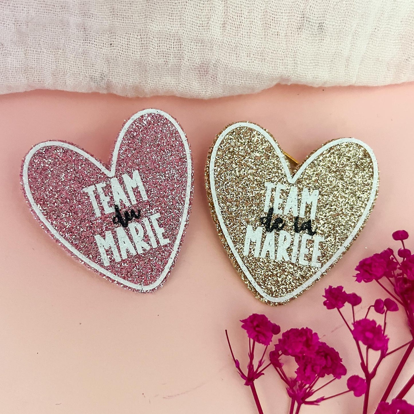 Broche pailletée "INVITES"