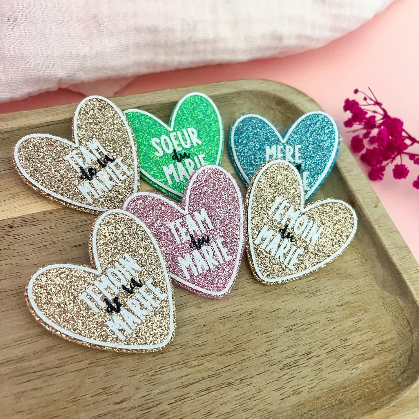 Broche pailletée "INVITES"