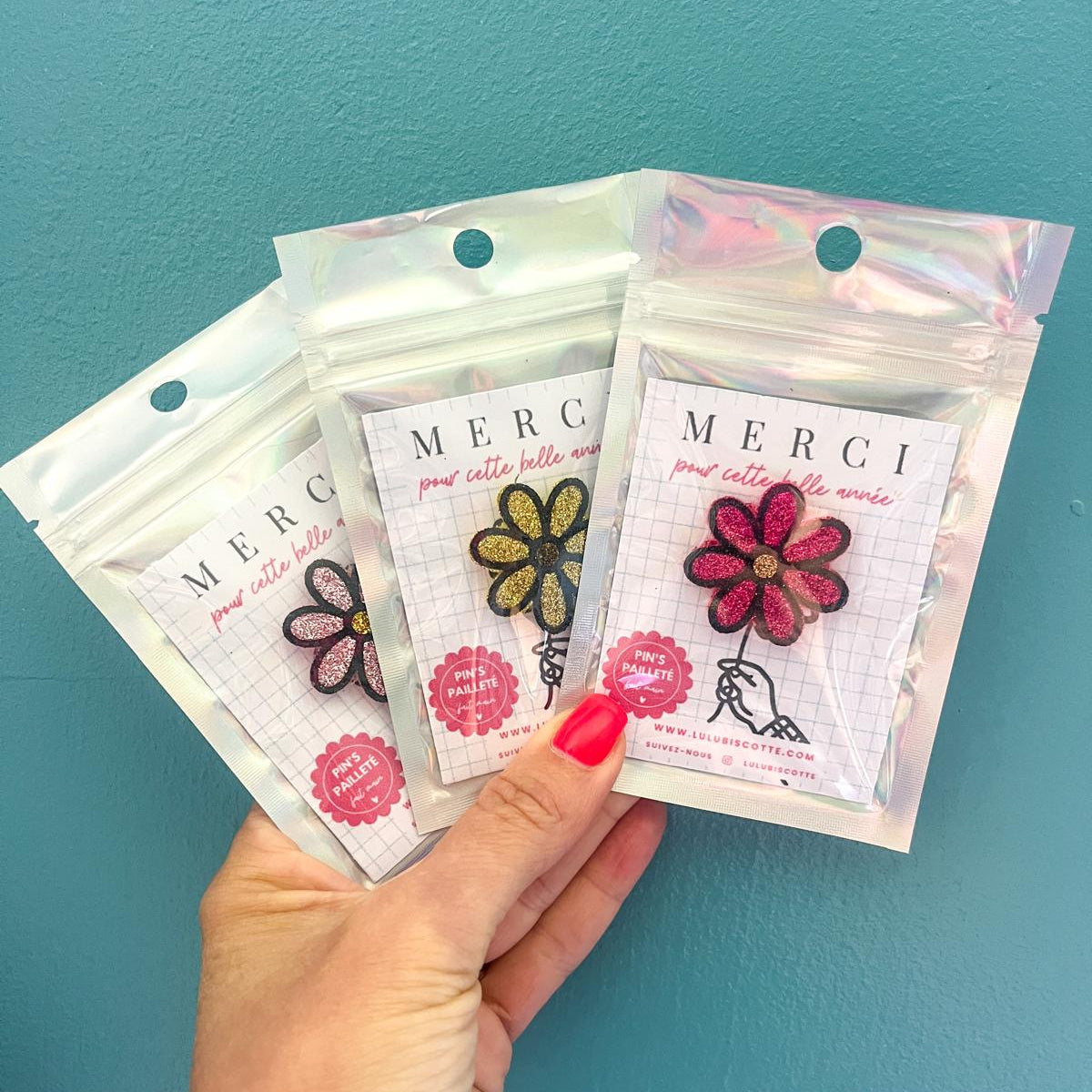 Pin's pailleté MERCI MAITRESSE - Fleur fushia